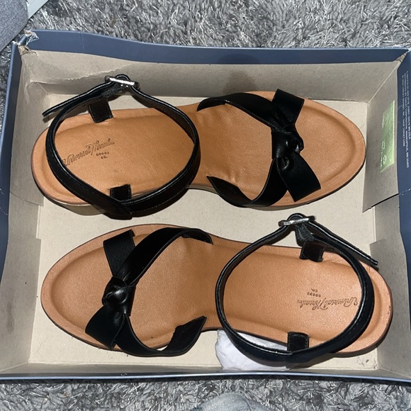 Universal Thread Heels - Picture 2 of 3